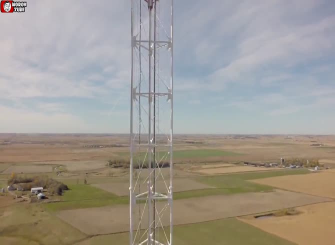 Video :Changing the lightbulb on a broadcast tower in North Dakota that is 623 meters above the earth